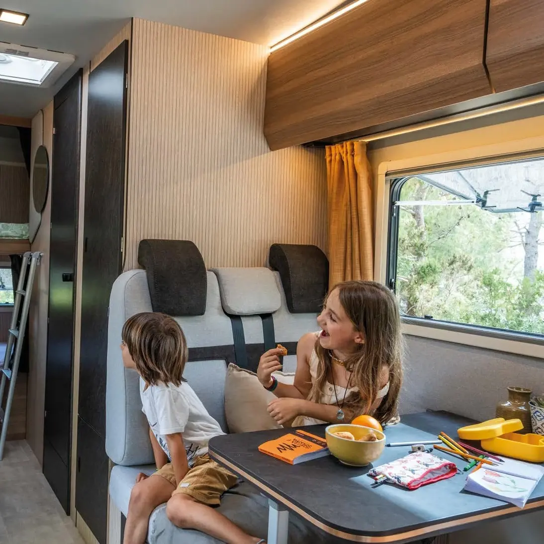 wnętrze kamperu wakacje z dziećmi