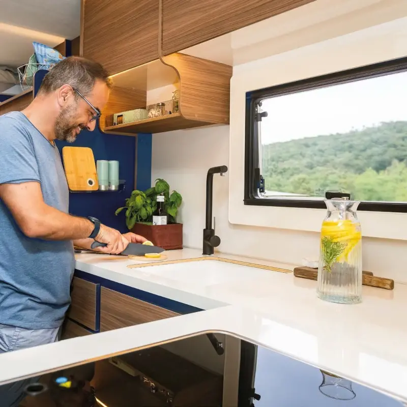 przygotowywanie posiłku w kamperze