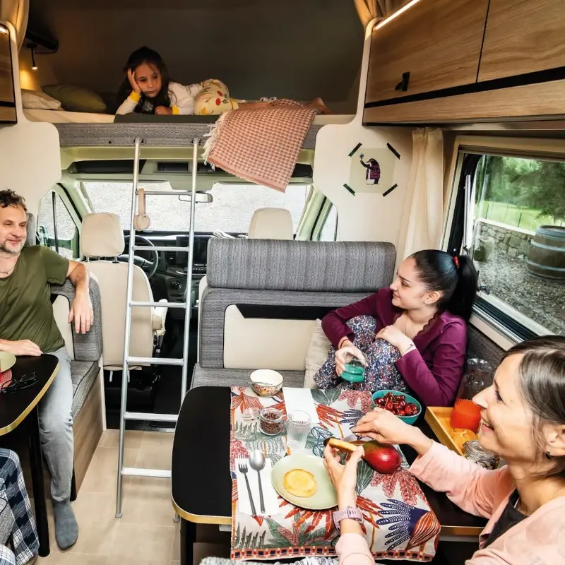 wnętrze kampera rodzina